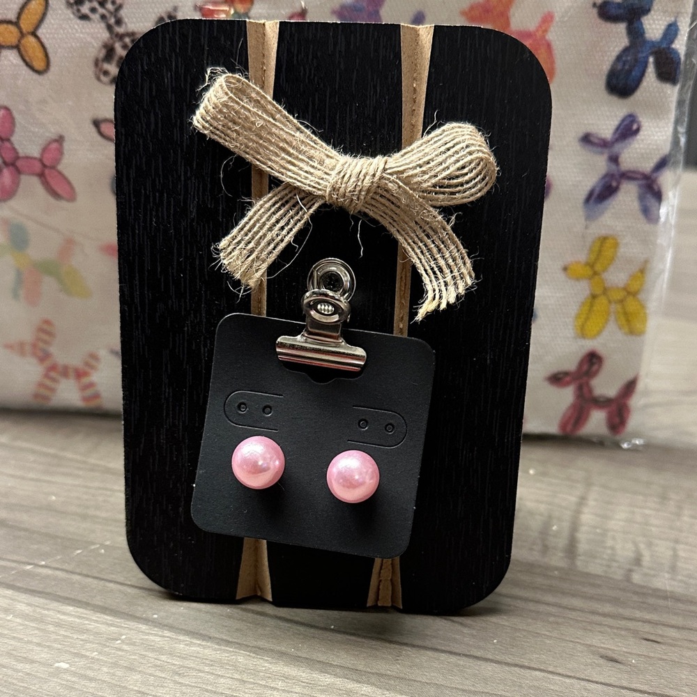 ❣️5|$25❣️Unlisted Pink Pearl Stud Earrings - Picture 1 of 1